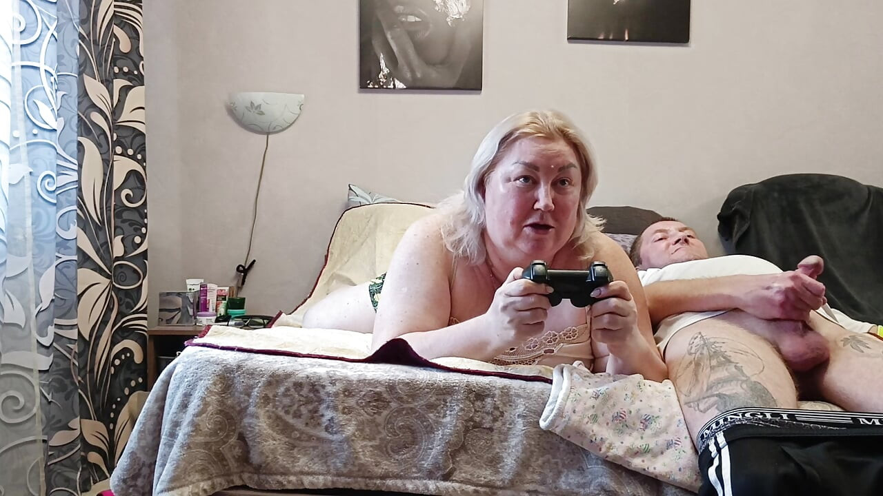 le jeu de la console s’est terminé par une pipe d’un voisin avec avalage de sperme