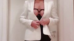 Julie își prezintă rochia erotică
