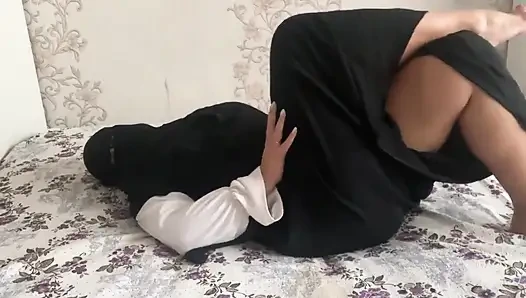 Сирийская милфа в хиджабе мастурбирует волосатую киску до оргазма.