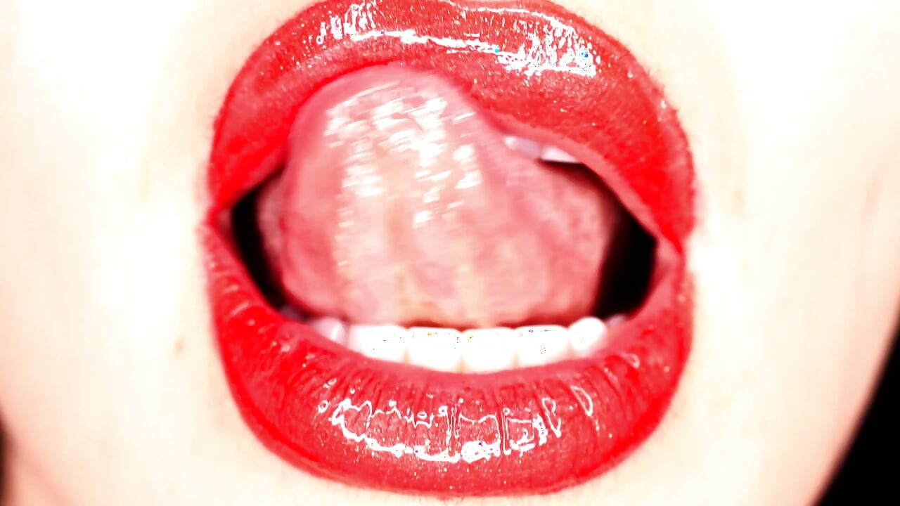 4K Applying lip gloss & smoking & spit fetish