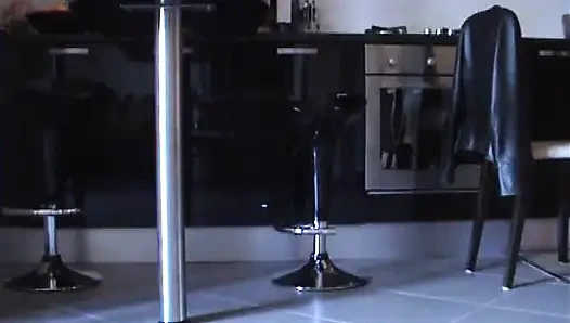 Игра с обувью в черных колготках и розовых насосах