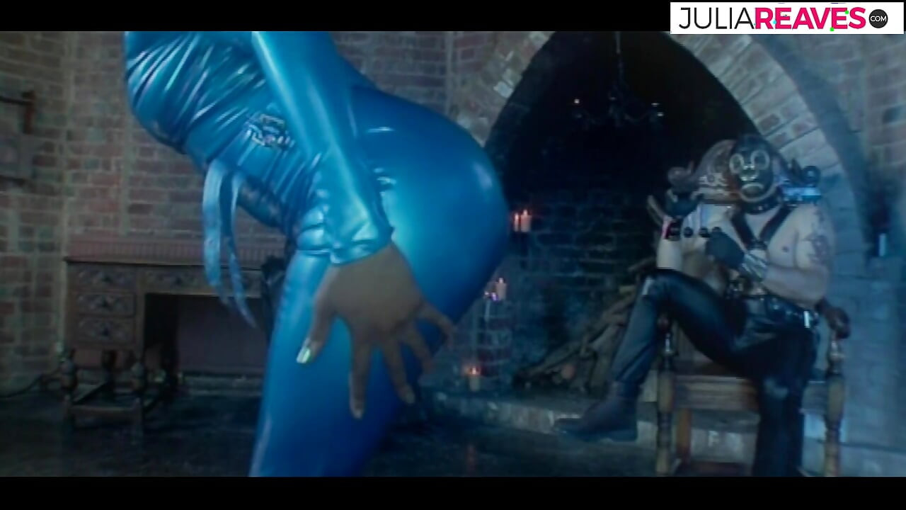 我的妻子在我们的地下室玩弄我的鸡巴