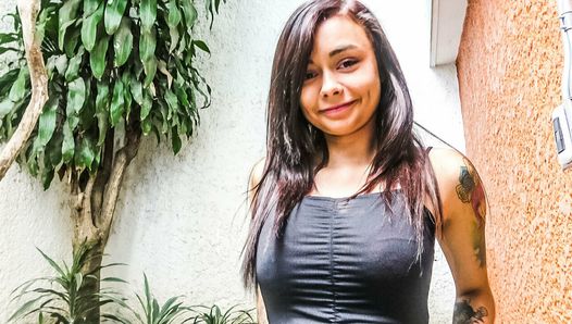 Dicke Titten, tätowiert, der erste Model-Gig von Amateur Latina