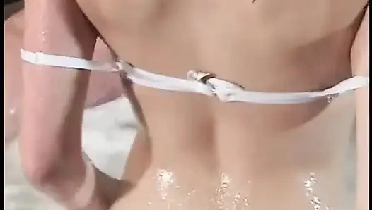 Abgeschlepptes teenie neben einem whirlpool geritten