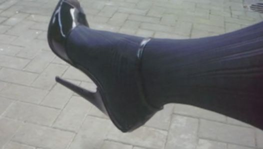 Wandelen in sexy zwarte sandalen met hoge hakken