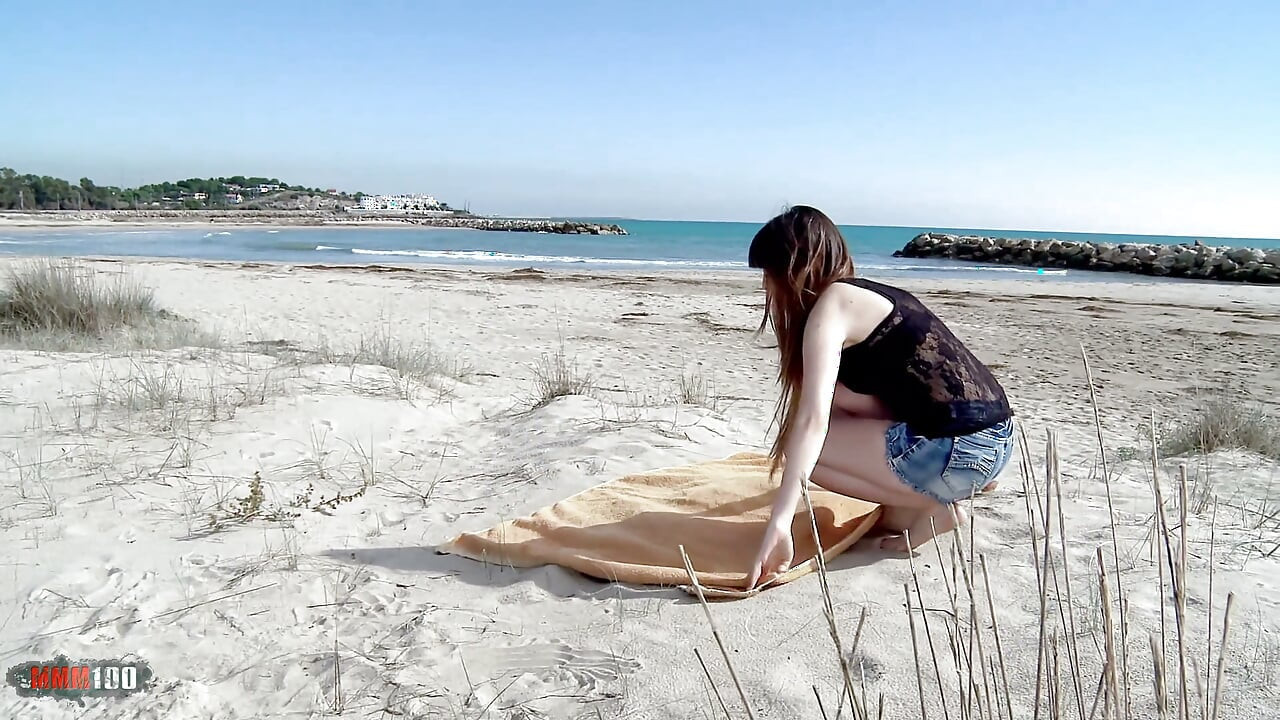Natty Mellow - impresionante nena española Naty Mellow follada en una playa pública