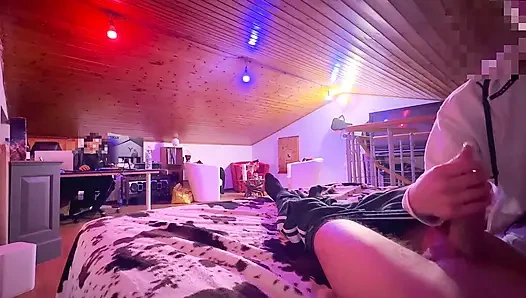 Друг не дает кончить моему члену в течение 13 мин, останавливает меня кончать несколько раз, пока сосед по комнате наблюдает - взрывоопасная отделка в видео от первого лица