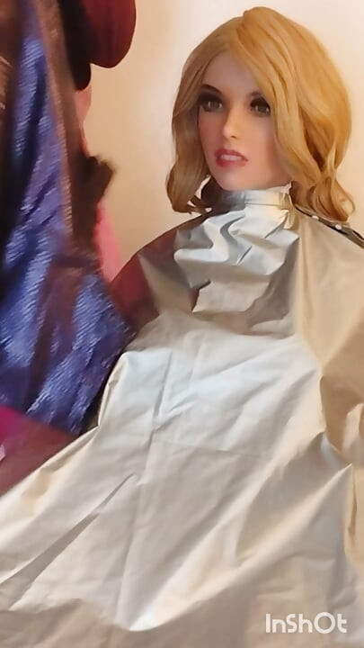 Lauren, la princesa del salón de belleza, modelando con capa química y fetiche