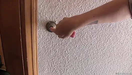 Baskın kadın itaatkar bir kızla çift oluyor