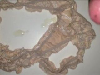 Сперма в грязных трусиках горячей соседки 6