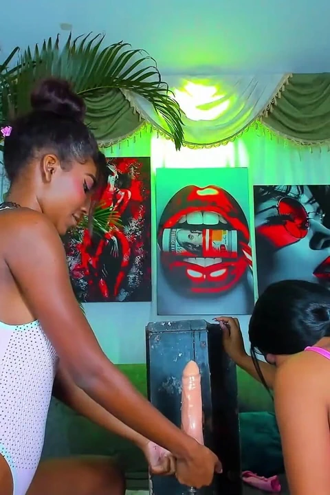 69在淋浴时流水, 一边舔