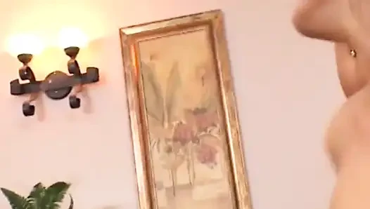 Azgın sarışın sürtük bacaklarını geriye sıkıştırıyor ve dildo amına sıkışıyor