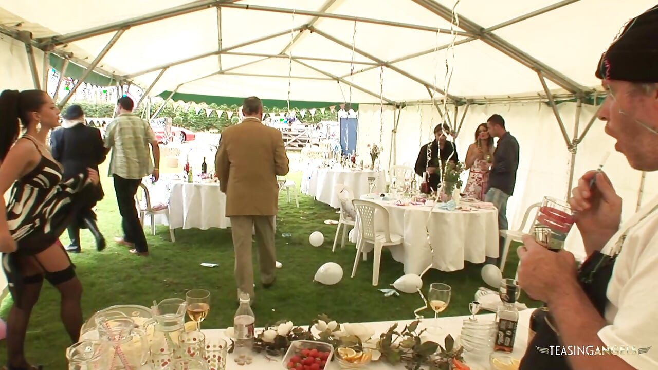 Zgodnica sa velikim sisama deli dva kurca sa svojim prijateljima