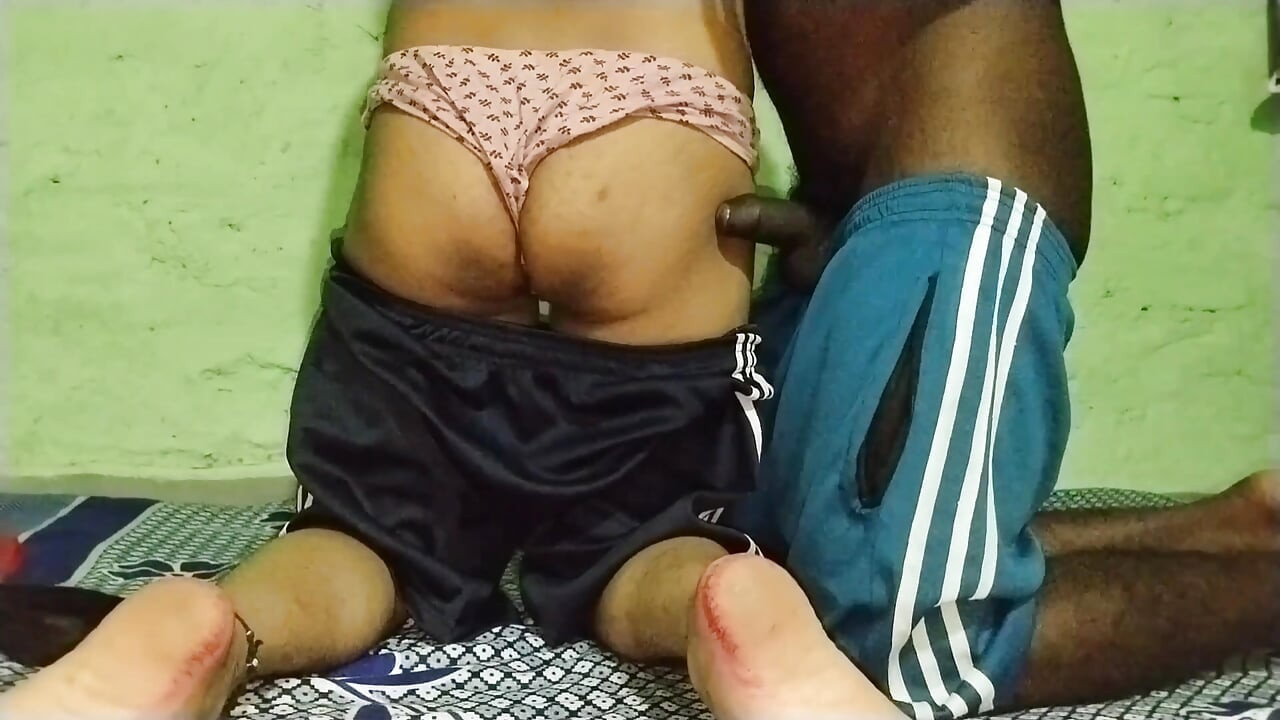 Mamă sexy indiană desi futută de fiul ei vitreg în pizda ei strâmtă