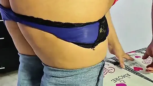 Temizlikçi kadın üzgün çünkü kocası bizi terk etti; Patronu gününü aydınlatıyor.