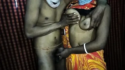 Kocası evde değildi, bu yüzden karısı erkek arkadaşını aradı ve onunla seks yaptı.desi