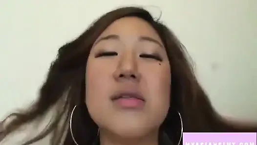 Mükemmel vücutlu kızıl saçlı Asyalı kız büyük beyaz yarağımı emiyor