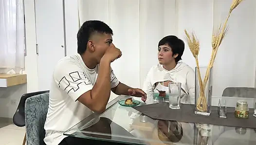 Büyük götlü latin üvey kız kardeşimi tatlı yemeye davet ediyorum ve sonunda büyük ve lezzetli yarağımı yiyor