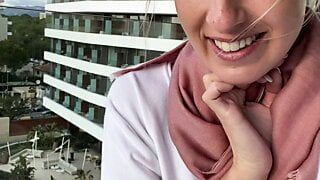 In Mallorca gevingerd tot een openbaar orgasme op het balkon van het hotel