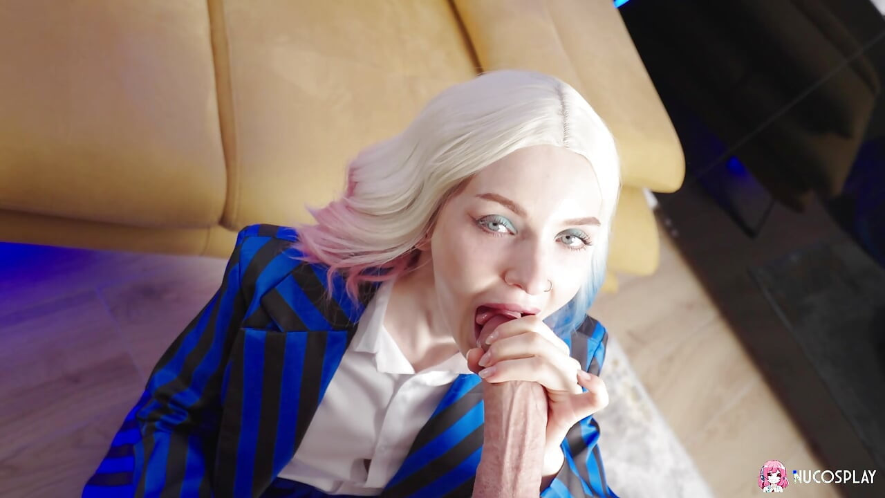 Seksi nestašna djevojka Dolly Rud igra se s tvrdim kurcem na kauču.