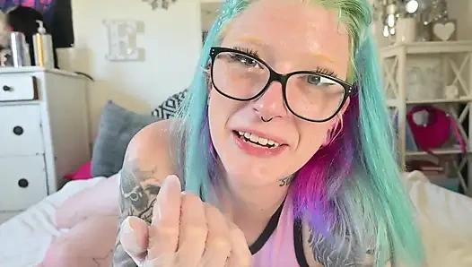 Tubuh pacarku yang penuh dengan sarung tangan mengendur