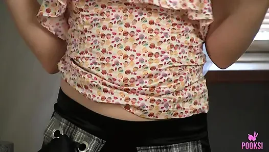 Amira s azgın klitorisine zevk vermek için o masaya oturuyor!