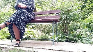 野外で義母と公園で手コキをしたところが、壮大な迫力のザーメンに変わった