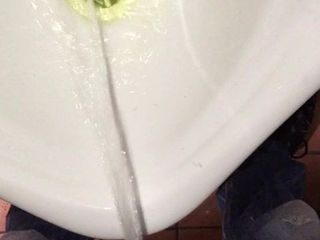 Sikanie w toalecie w pubie