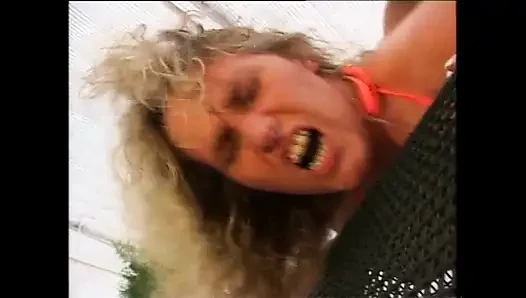 Geile MILF genießt es wie eine schlampe mit riesigem schwanz drin, der auf ihre muschi kommt