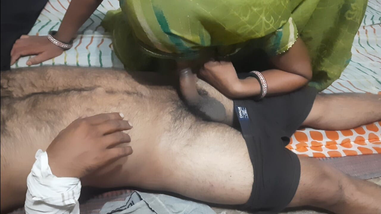 与丈夫生气的已婚继妹独自在家受苦，并坐在负载上把他的屁股放在嘴里