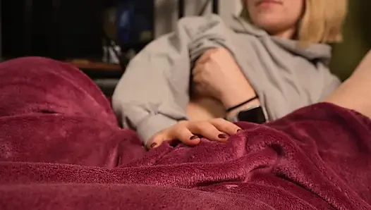 Menonton TV bersama berubah menjadi handjob dengan orgasme yang belum dini dan benar-benar hancur