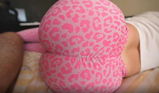Diese leggings waren zu eng und gingen zu eng in ihren dicken arsch, also mussten sie ausgezogen werden, um sie zu ficken