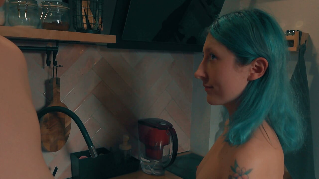 Suja meia engasgando com a boca - madrasta castiga enteada magra na cozinha