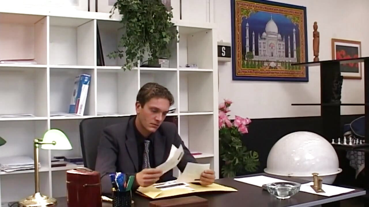 Tác động mạnh mẽ qua đường hậu môn cho một con đĩ tốt