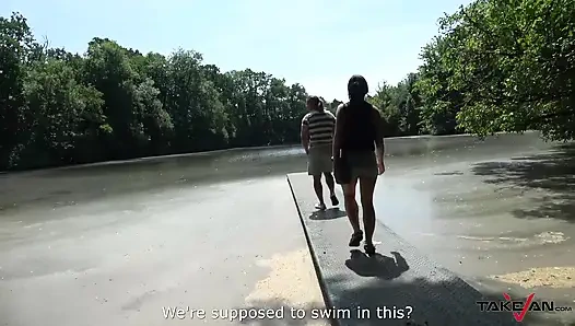 Büyük götlü sarışın minibüsün arka koltukta sike biniyor