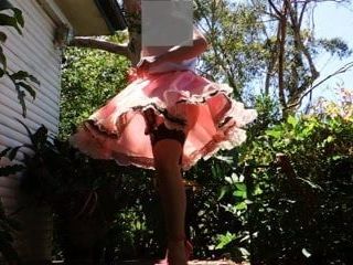 Sissy Ray à l&#39;extérieur dans une robe de poule rose