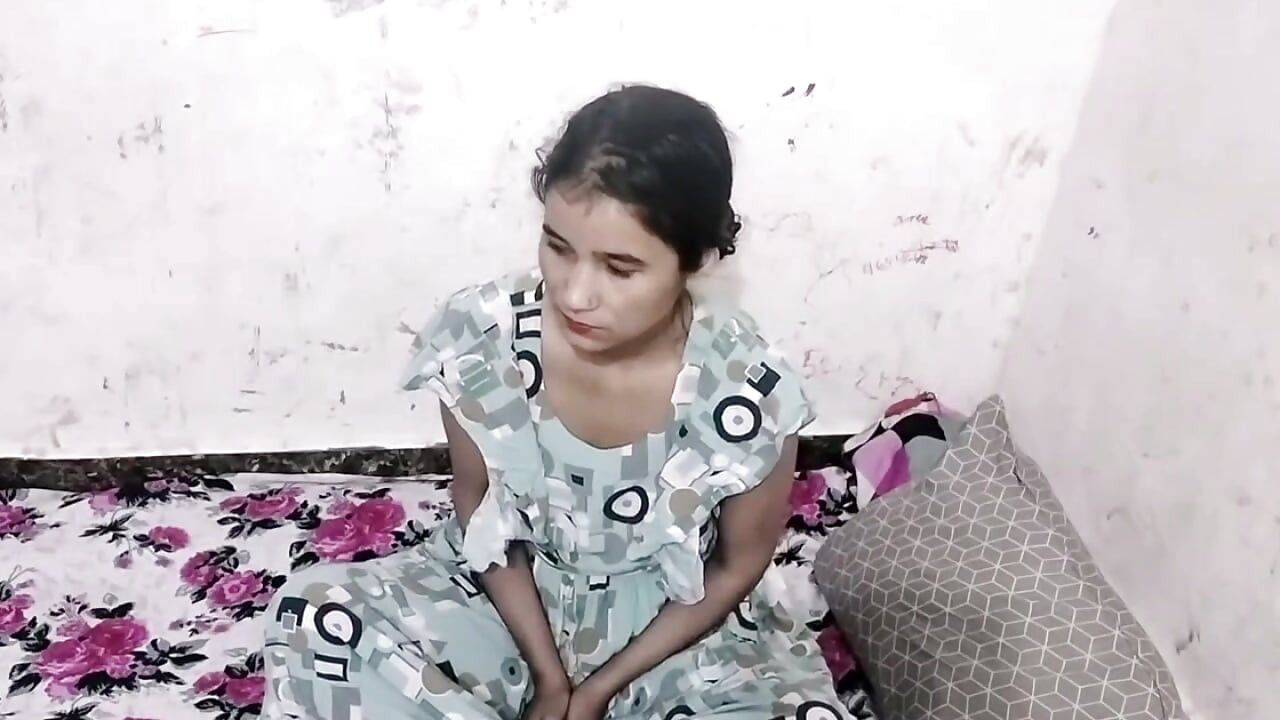 彼女が配管工にお金を払わなかったため、彼は欲張りで彼女と関係を持ちました。