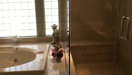 Kelly Surfer делает домашнее порно в ее спальне с ее попкой по вызову ебаря