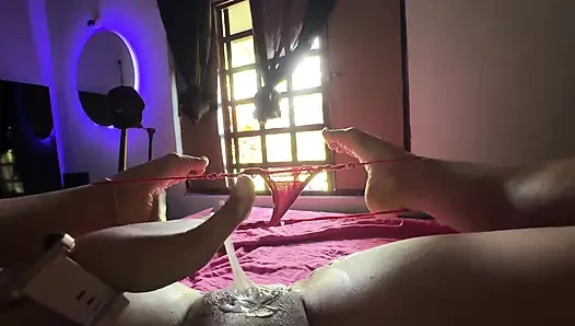 Çiftlik işçileri her zaman nerede olduğumu görmek için yanından geçerler, böylece ıslak vajinamı görebilsinler