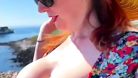 Yaramaz orta yaşlı seksi kadın kırmızı xxx ile açık havada eğlence
