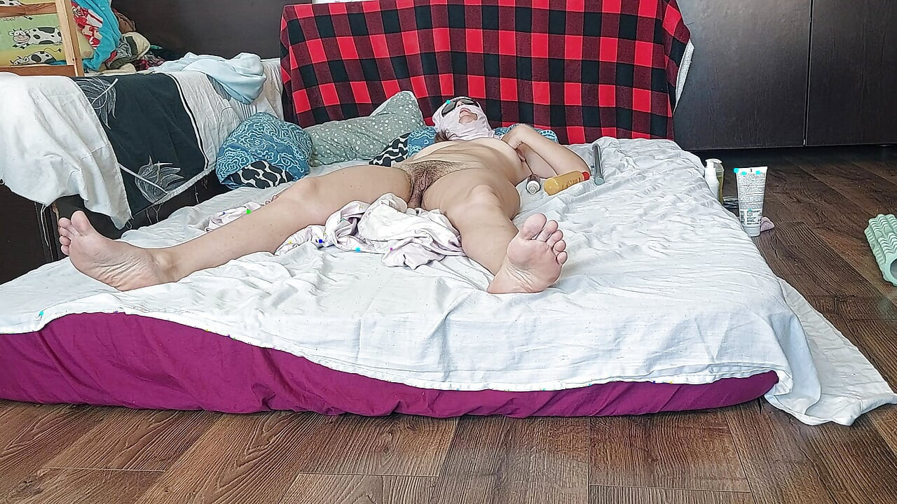 Amateur wife gives me a handjob until I cum. Sexy mom makes breakfast, hairy pussy, big tits