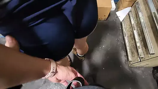 Compañera de trabajo se burla y follada en la planta de la tienda