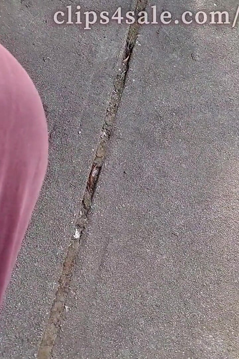 Hot Fudge velsmagende fødder venstre fod pakket ind ved busstoppestedet