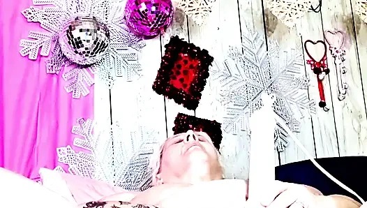 Cewek sange ini lagi asik jilat celana dalam di lantai!