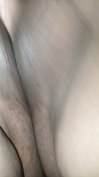 Olha como a miúda está a ficar molhada e como fica excitada só de ver