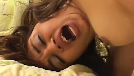 Cewek semok latina lagi asik jilat kontol sampai mengerang keenakan