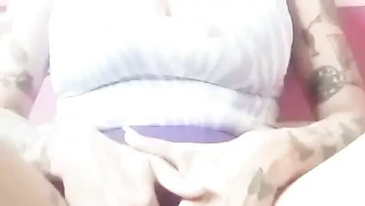 Freche stiefschwester masturbiert, wenn sie allein zu hause ist