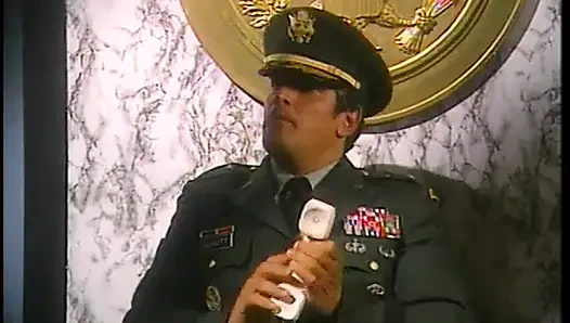 Kız büyük yaraklı adamların amına oturuyor ve sert ve hızlı bir şekilde biniyor