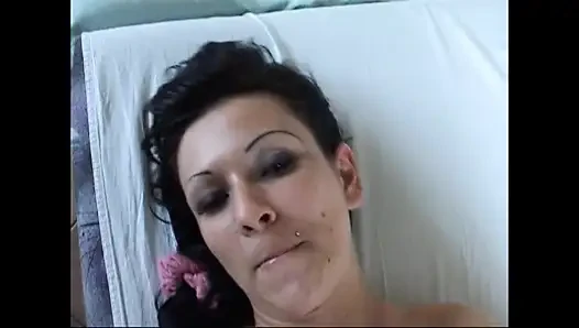 Sürtük esmer ağzında cumshot ile eski büyük horoz alır