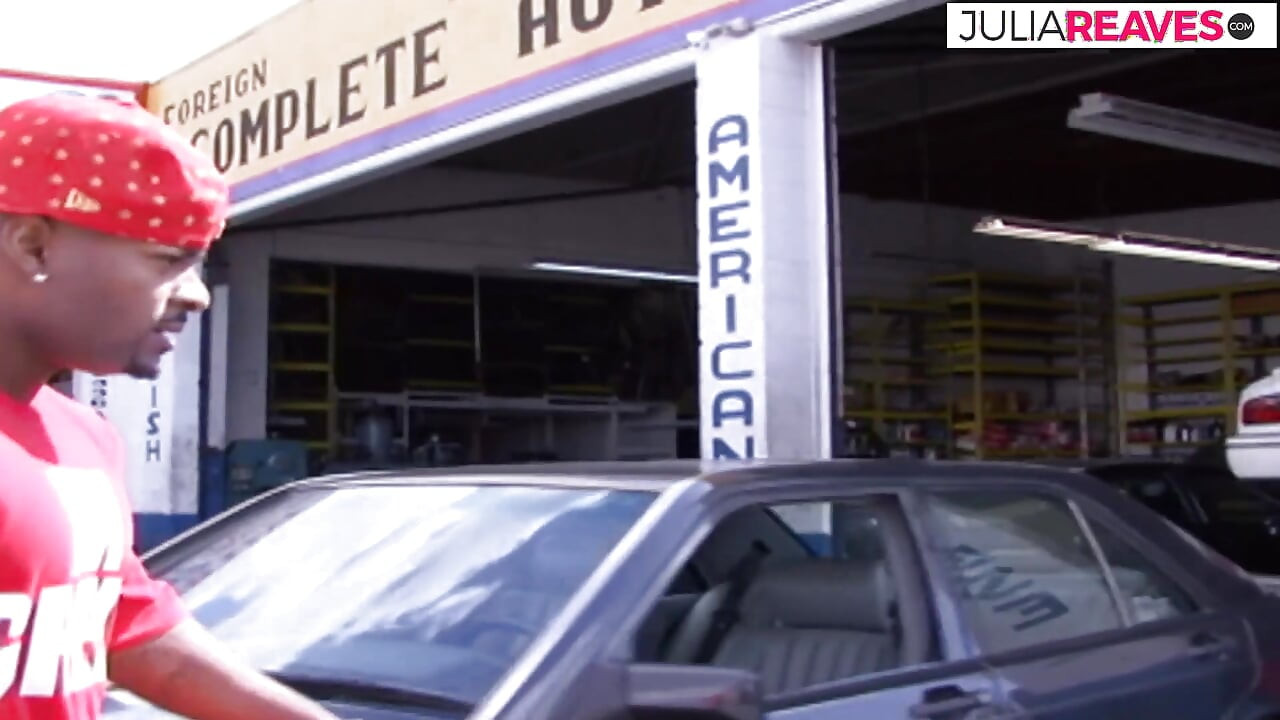 Milfka udeřila obřím ptákem